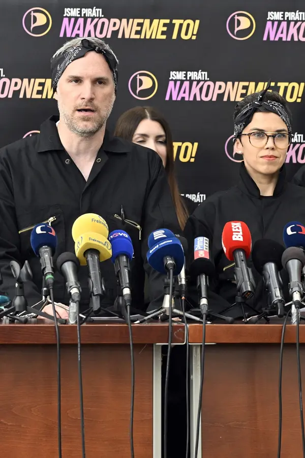 Piráti jako Krotitelé duchů vyrazili do ulic potírat korupci. Čekali ovace, místo toho přišel krutý výsměch a výčitky - fotka 1/1