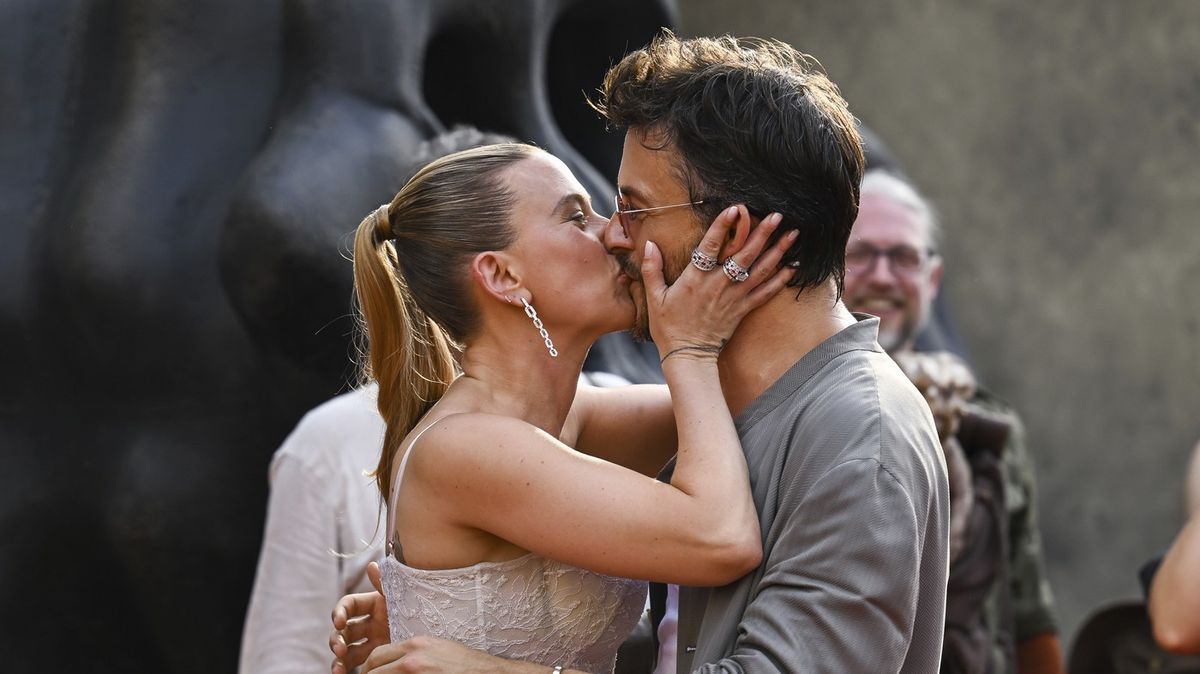 Scarlett a hvězda Bridgertonů: Vášnivé polibky před zraky fotografů i manžela!