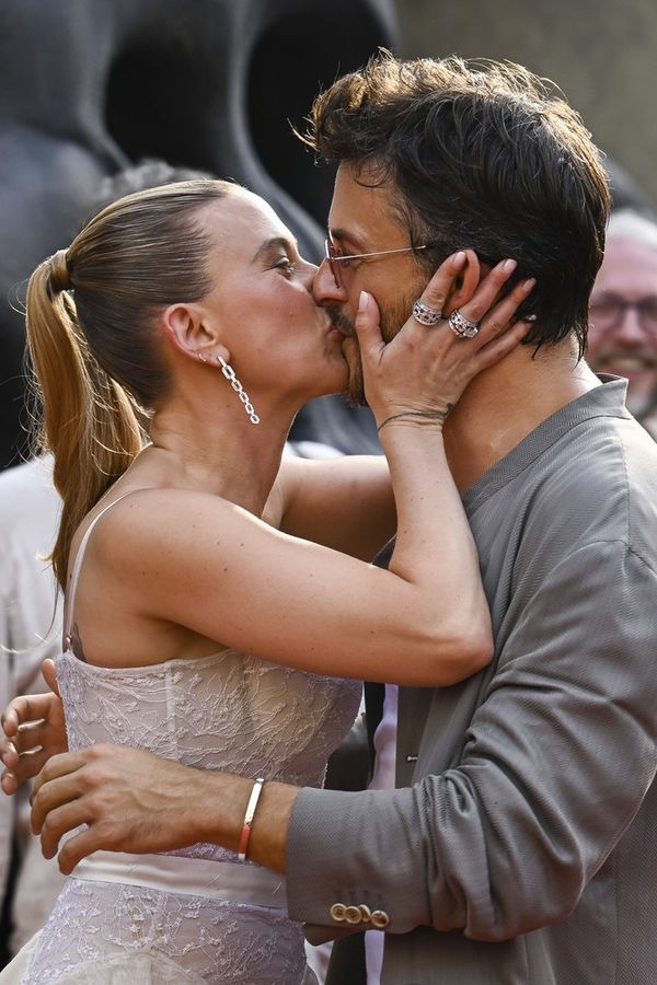 Scarlett a hvězda Bridgertonů: Vášnivé polibky před zraky fotografů i manžela! - fotka 1/1