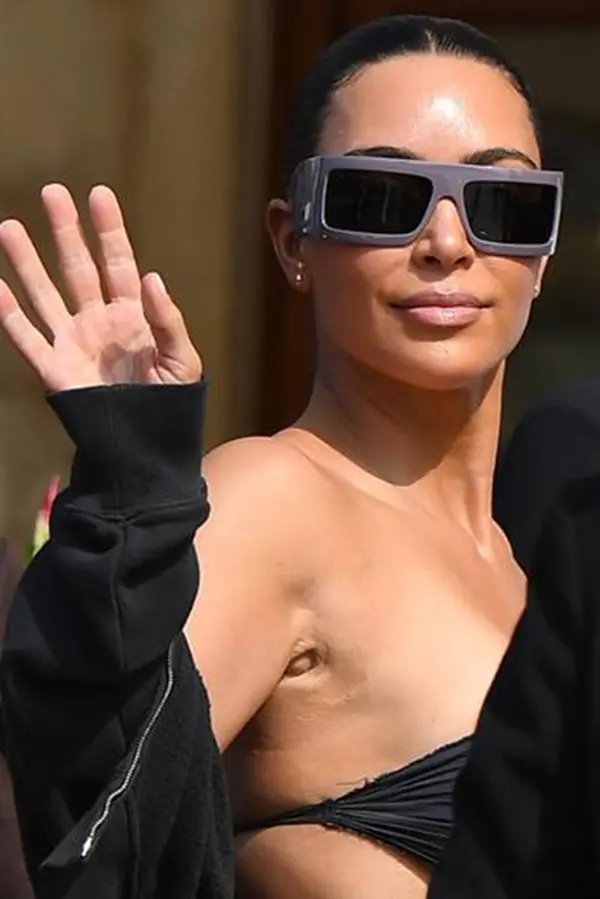 Kim Kardashian přijela na svatbu roku za 420 milionů v předraženém topíku, ze kterého čouhaly nitě - fotka 1/1
