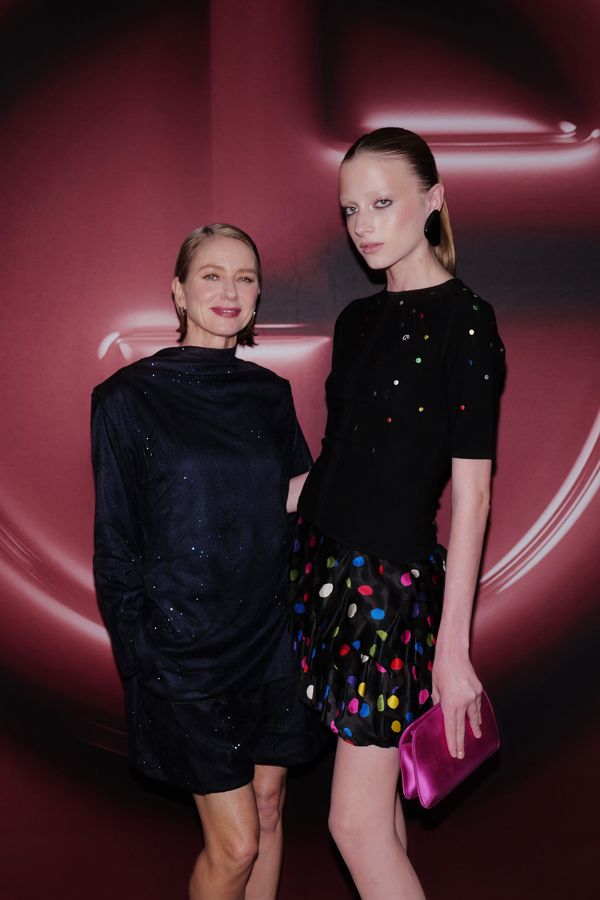 Už se skoro nevejdou na jednu fotku. Naomi Watts pózovala s dcerou (16), která se narodila jako chlapec. Teď je modelkou - fotka 1/1