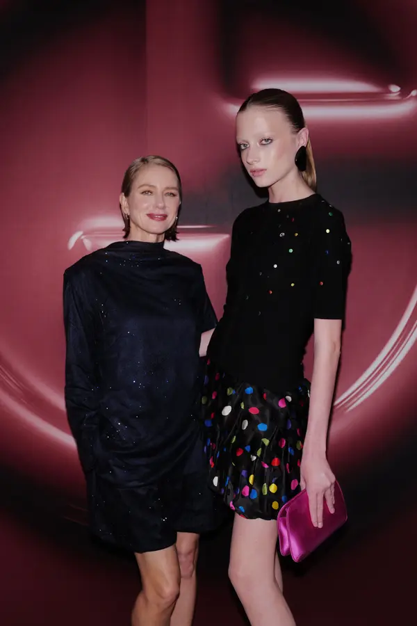 Už se skoro nevejdou na jednu fotku. Naomi Watts pózovala s dcerou (16), která se narodila jako chlapec. Teď je modelkou - fotka 1/1