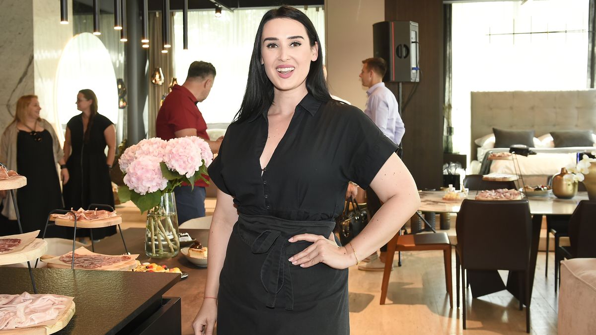Umí zaujmout nejen svými dortíky: Besky rozžhavila fanoušky svým tělem, nadupaný dekolt šňůrkové bikiny sotva udržely