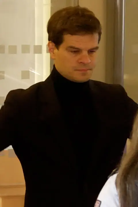 Začal soud s Adamem Krausem, který je obviněný ze znásilnění své expartnerky. Vinu odmítá