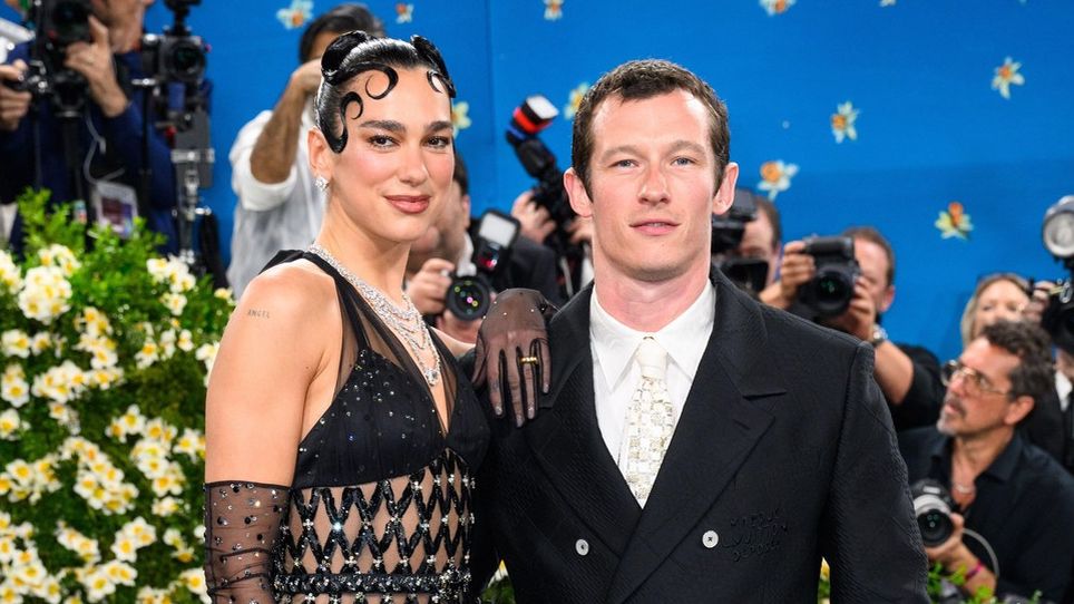 Dua Lipa po vystoupení s Ewou Farnou znovu překvapuje. Zasnoubila se s tímto fešákem!