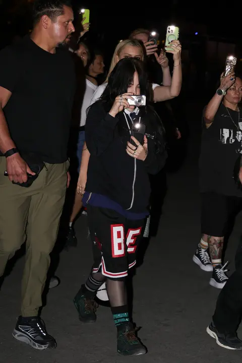 Billie Eilish si šla vyfotit Eiffelovku a sama se mezitím stala atrakcí večera. Nového partnera s sebou nevzala