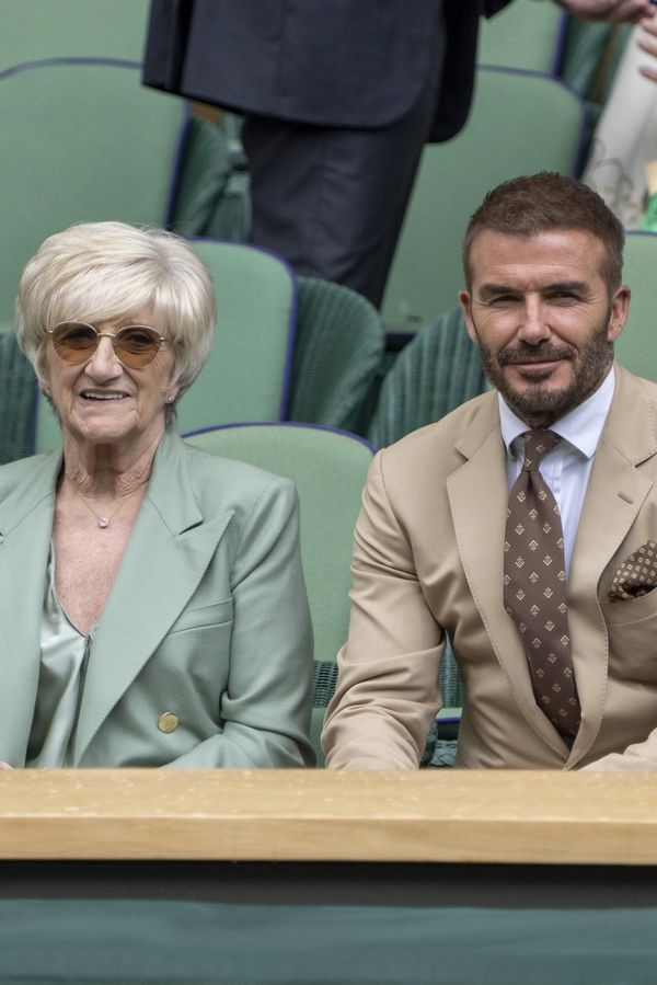 David Beckham šokoval oslavou rytířského titulu: Mámu se ségrou vzal do jídelny, kde jídlo stojí pár liber - fotka 1/1