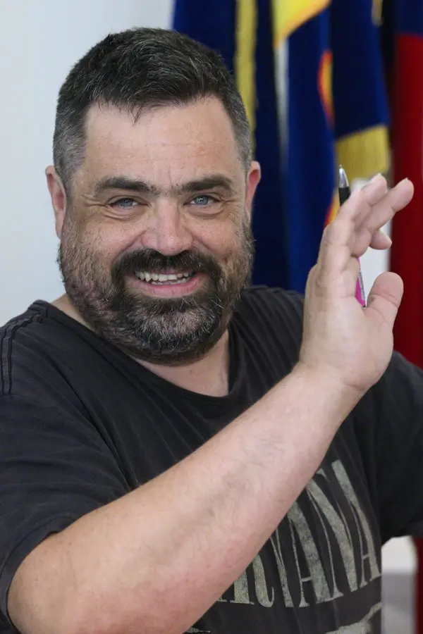 Užij si dovolenou a vrať se. Fanoušci se loučí s Pavlem Novotným, který rezignoval na funkci starosty a chystá se za mříže - fotka 1/1