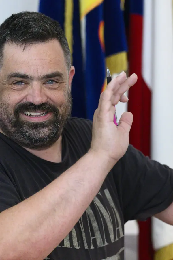 Užij si dovolenou a vrať se. Fanoušci se loučí s Pavlem Novotným, který rezignoval na funkci starosty a chystá se za mříže - fotka 1/1