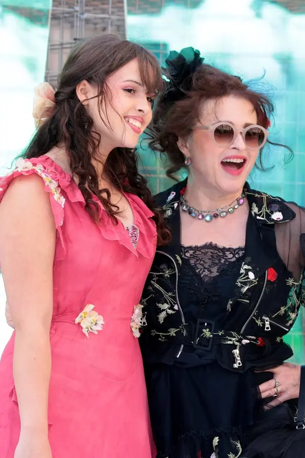 Helena Bonham Carter vyvedla po letech dceru do společnosti. Z obou slavných rodičů si mladá Nell vzala to nejlepší - fotka 1/1