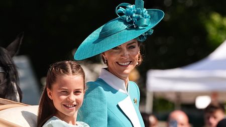 Princezna Kate opět středem pozornosti: Na oslavách narozenin krále Karla III. se s půvabnou Charlotte sladila do modré