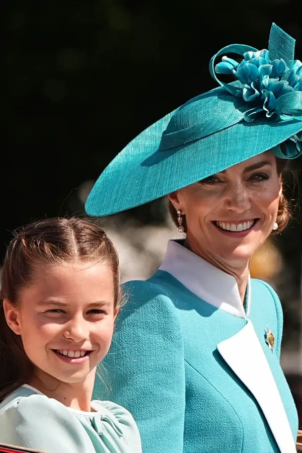 Princezna Kate opět středem pozornosti: Na oslavách narozenin krále Karla III. se s půvabnou Charlotte sladila do modré - fotka 1/1