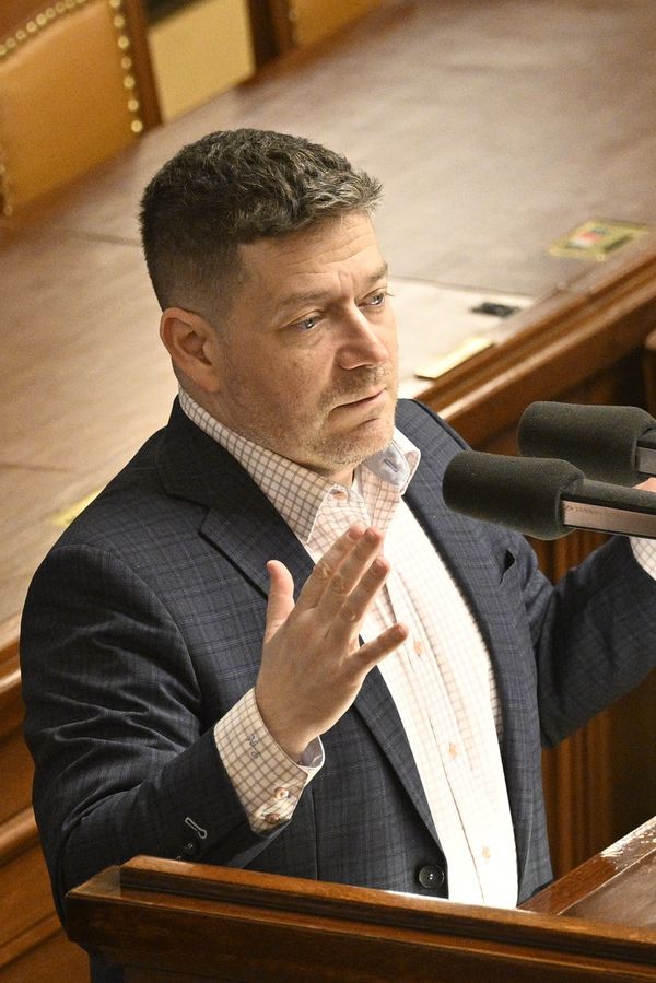 Vy jste hotový hadí muž, dozvěděl se Patrik Nacher: Poslanec ANO předvedl ukázkovou automobilovou gymnastiku - fotka 1/1