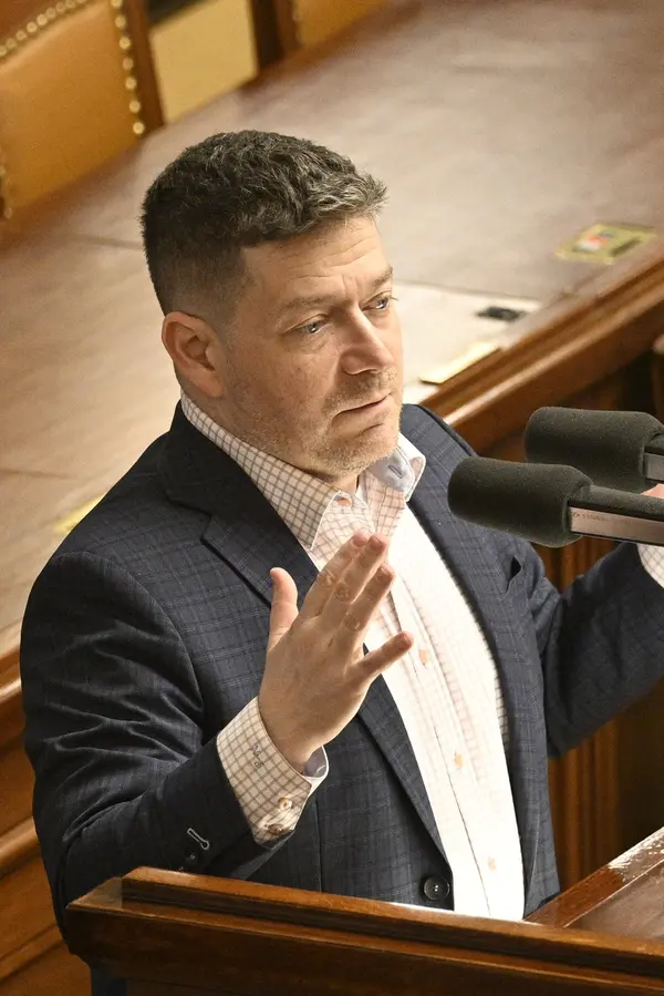 Vy jste hotový hadí muž, dozvěděl se Patrik Nacher: Poslanec ANO předvedl ukázkovou automobilovou gymnastiku - fotka 1/1