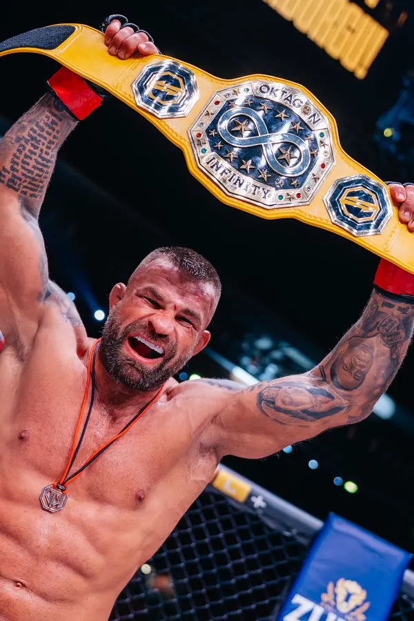 Největší československý MMA souboj zná svého vítěze: Trilogii století ovládl Karlos Vémola - fotka 1/1