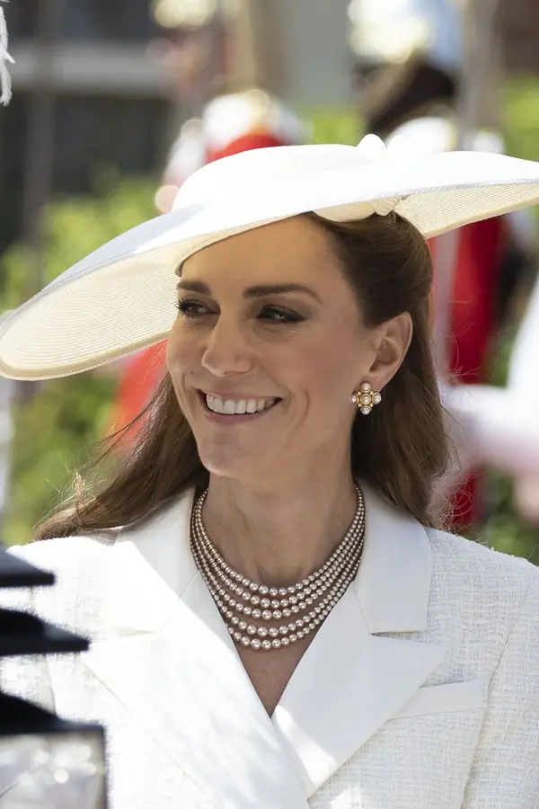 Perly, krajka, jehly. Při pohledu na princeznu Kate v bílé fanoušci zajásali: Je nádherná zevnitř i zvenku! - fotka 1/1