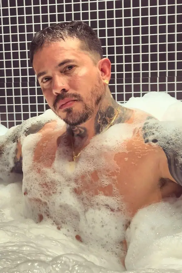 Influencer s pěti manželkami utrácí 64 tisíc měsíčně za zkrášlovací procedury. Chlapi se mu smějí, ženy to prý milují - fotka 1/1