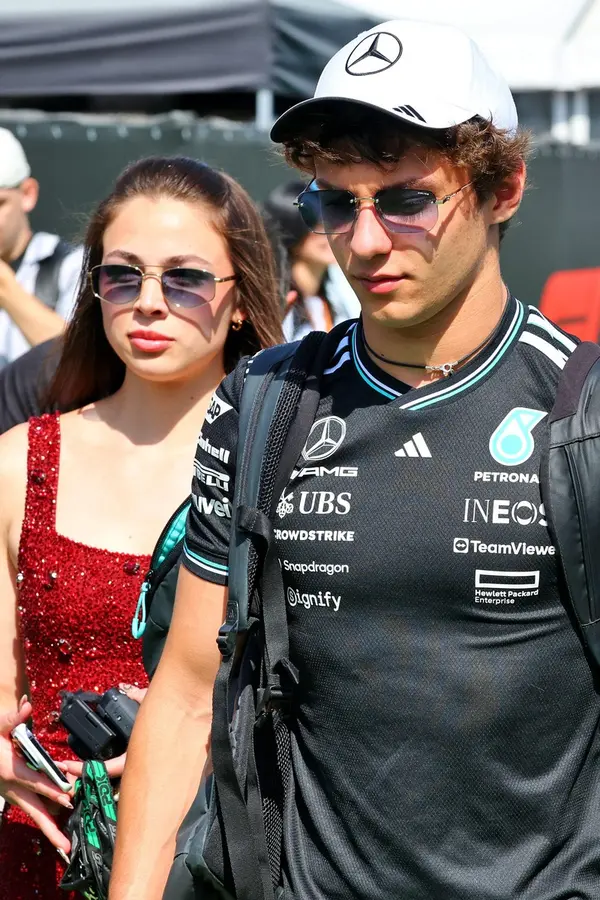 Osmnáctiletý jezdec formule 1 poprvé na stupních vítězů: Fešnému Italovi gratulovala i jeho krásná česká přítelkyně - fotka 1/1