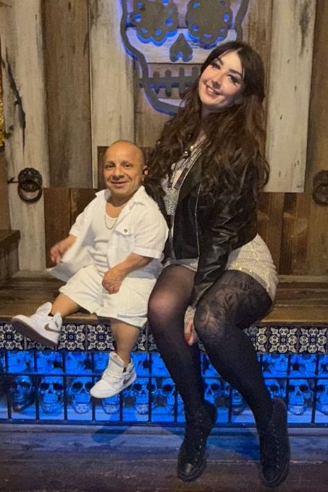 Její partner měří pouhých 86 cm a je o 19 let starší než ona: 185 cm vysoká influencerka popsala, jak to mají při sexu  - fotka 1/1