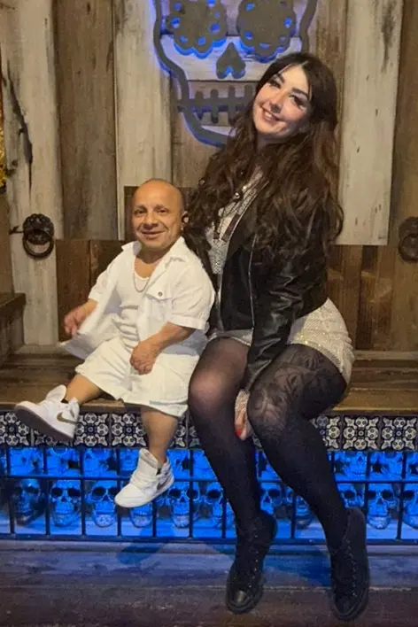 Její partner měří pouhých 86 cm a je o 19 let starší než ona: 185 cm vysoká influencerka popsala, jak to mají při sexu  - fotka 1/1