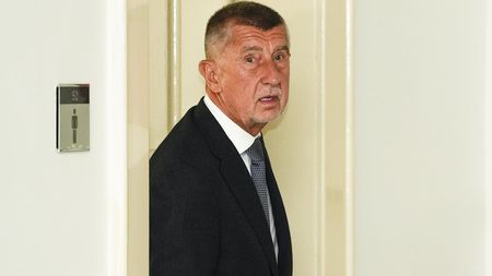 Babiš si dal si panáka s hasiči, pak mudroval z Francie: Obohacený buran, zrozen ve znamení Ublížence, dozvěděl se