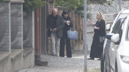 Dáda Patrasová je zpátky z léčebny: Společnost jí dělá manžel Felix a kamarádka. Herečka zaujala drobným detailem