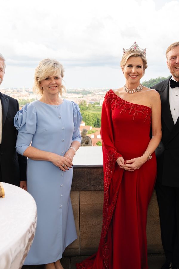 Prezidentský pár a nizozemský král s chotí na spanilé jízdě Prahou: Dámy vynesly róby, ze kterých oči přecházejí - fotka 1/1