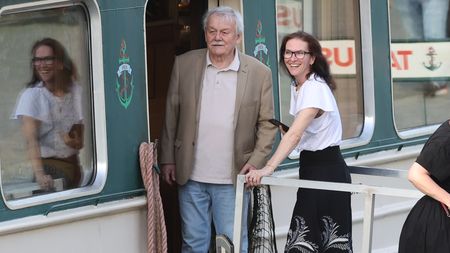 Máme fotky z utajené oslavy 80. narozenin Karla Šípa. Loď plná hvězd se plavila po Vltavě