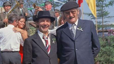 KVÍZ: 50 let Chalupářů. Vzpomenete si, kdo sbalil „Bohdalku“ a který herec si zahrál dvojroli?