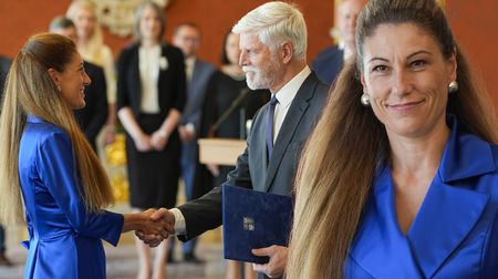 Prezident Pavel jmenoval Evu Decroix ministryní a strhla se mela: Na pomoc hbitě přispěchala senátorka Němcová