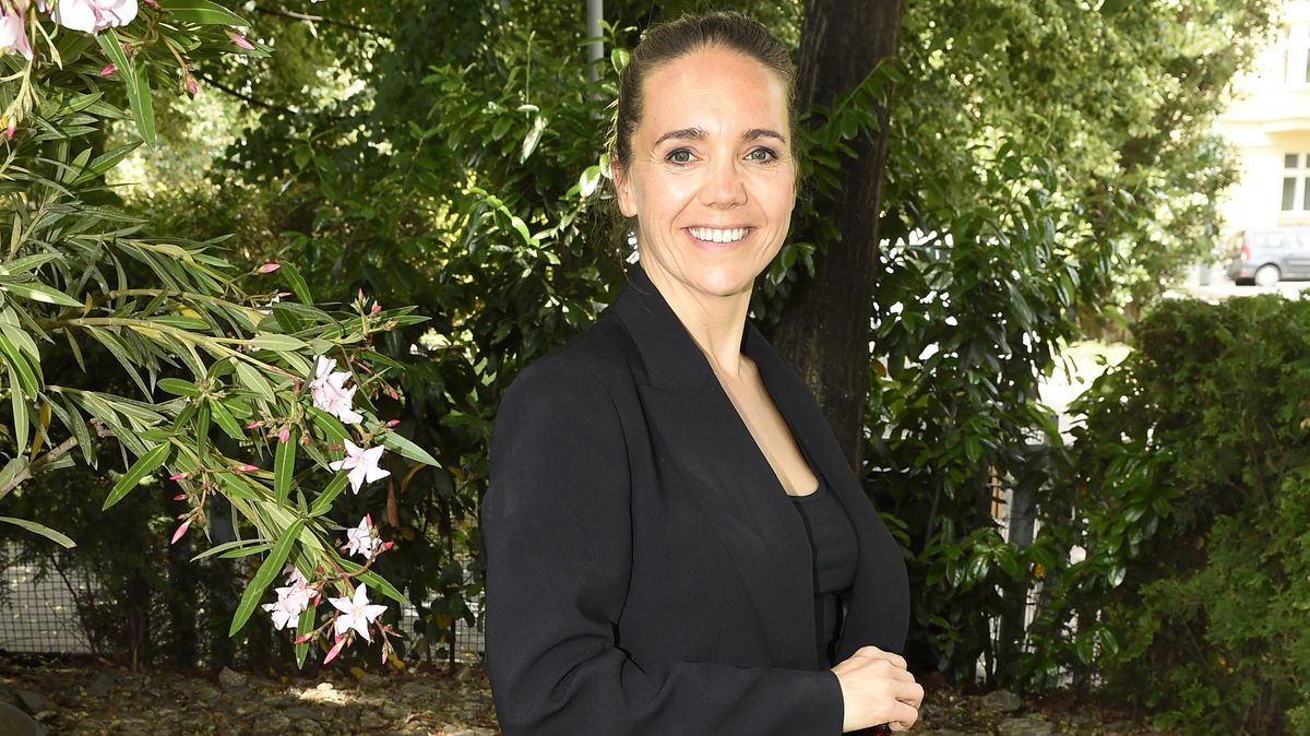 Skočíš šipku do bazénu a všechno ti spadne. Reakce Lucie Vondráčkové na nošení bikin vás pobaví
