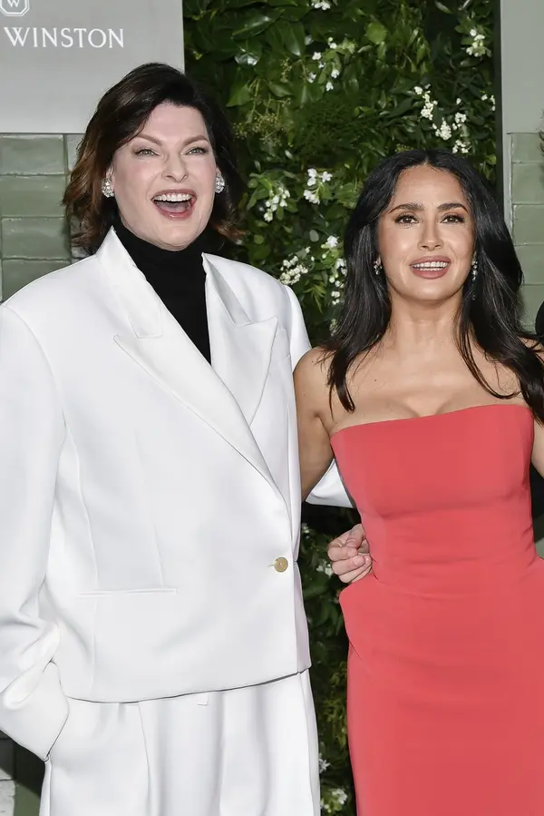 Salma Hayek chodila se svým miliardářem v době, kdy s ním Evangelista čekala syna. Teď společně slavily jeho maturitu - fotka 1/1