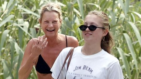 Nad fotkami Kate Moss z dovolené zavládlo zděšení: Na jejím chrupu se prý kouření a drogy krutě podepsaly