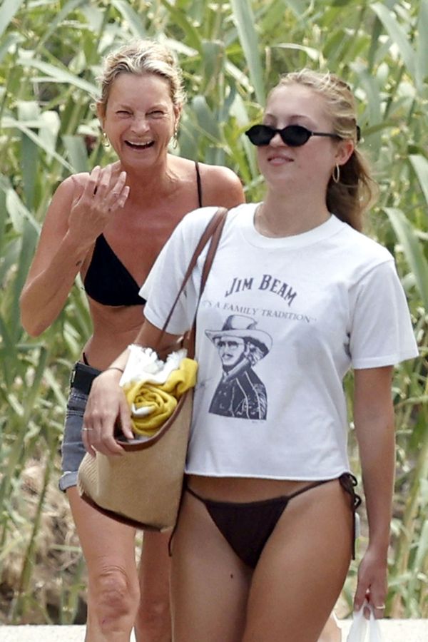Nad fotkami Kate Moss z dovolené zavládlo zděšení: Na jejím chrupu se prý kouření a drogy krutě podepsaly - fotka 1/1