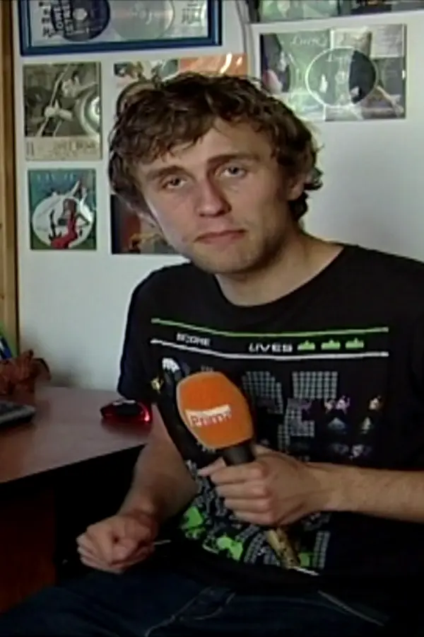 Poznáte holobrádka na fotce? Oblíbený moderátor Krimi zpráv slaví čtyřicetiny. Takhle vypadal ve svých začátcích - fotka 1/1