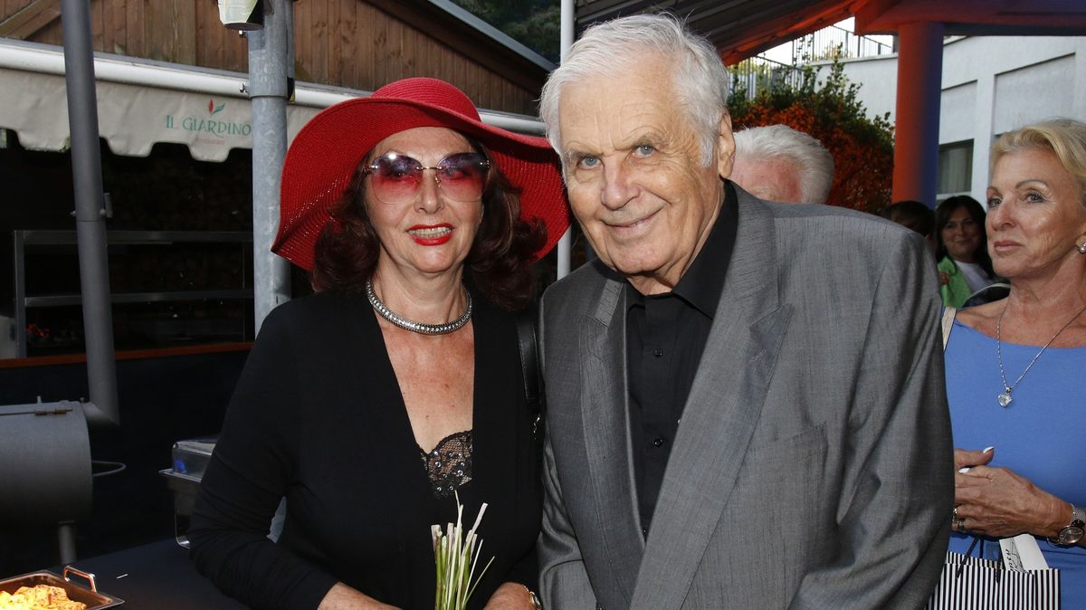 Zemřel manžel Saskie Burešové Petr Obdržálek. Režisérovi Kalendária bylo 84 let