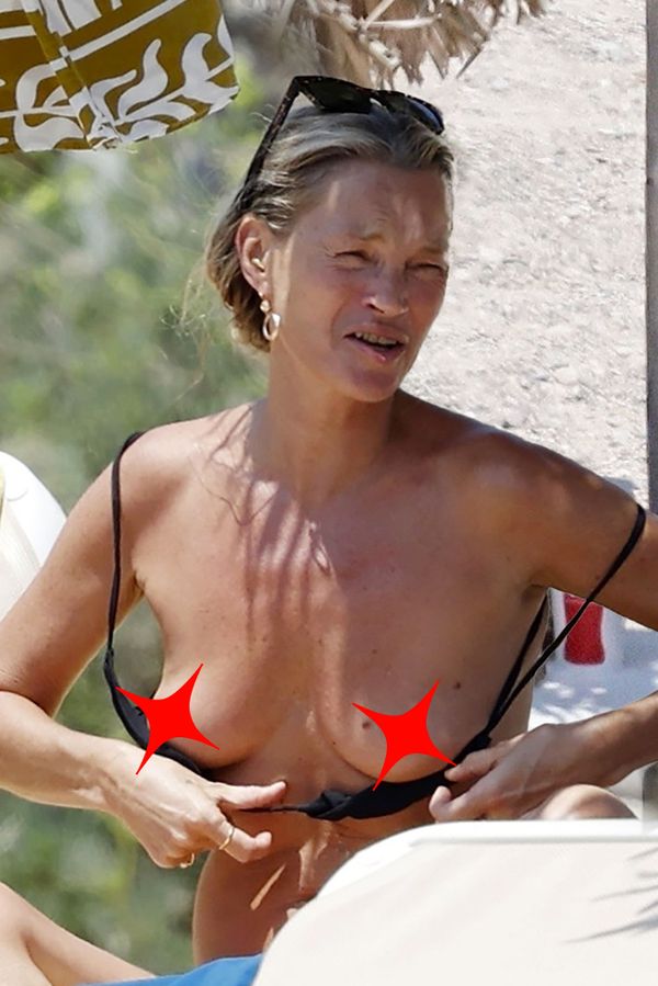 Opalovačka nahoře bez: Kate Moss odložila bikiny, ale cigaret se vzdát nezvládá. Plavky stáhl i její přítel - fotka 1/1