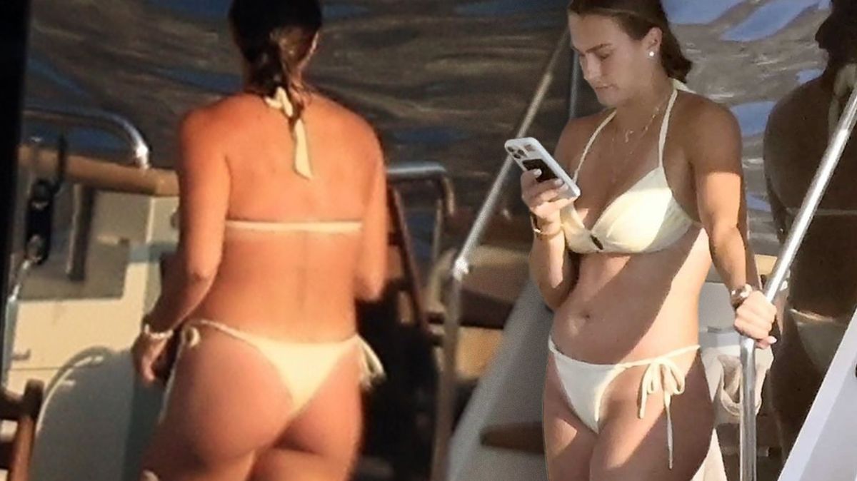 Tenisová jednička v bikinách: Čahounka Sabalenková odjela s novou láskou na Mykonos. Její ex loni spáchal sebevraždu