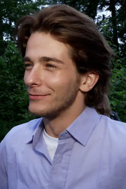 Z blonďáka už je zase brunet: Snem prince ze Zlatovlásky je zahrát si v surfařském filmu jako Swayze. Má podobné oči