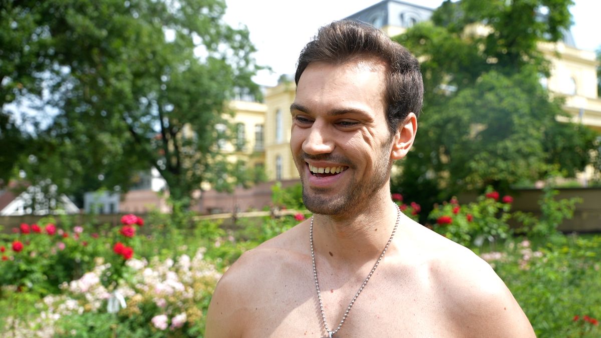 Tenhle čahoun je se 194 centimetry nejvyšším finalistou Muže roku: Má jeden obratel v páteři navíc