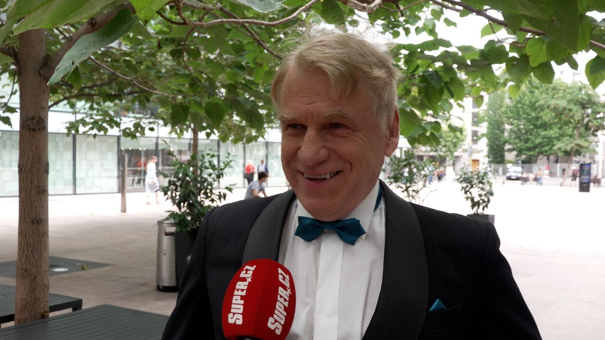 Znali jste jen jeho syna: Režisér Tomáš Vorel ukázal na premiéře své dvě malé zrzavé dcery i smoking, který ukradl
