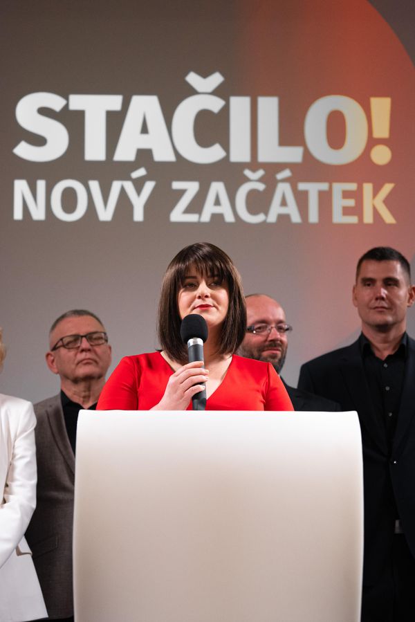 Jana Maláčová oblékla pionýrskou košili a do ruky vzala metr: Věnovali jí obraz, kde vypadá jako Jana Stryková  - fotka 1/1