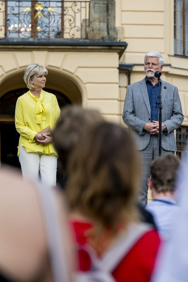 První dáma ve žluté halence s mašlí a zmoklý prezident Pavel: To za chvilku uschne, ujišťoval ostatní - fotka 1/1