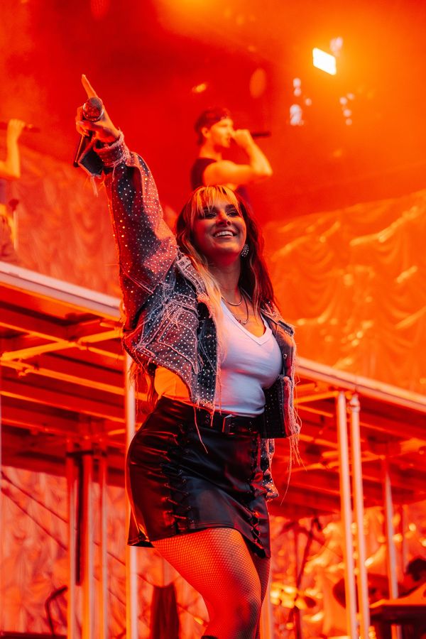 Dvoubarevné vlasy, kožené mini a síťované punčošky: Ewa Farna si na festivalech drží proklatě sexy look. Fanoušci šíleli - fotka 1/1
