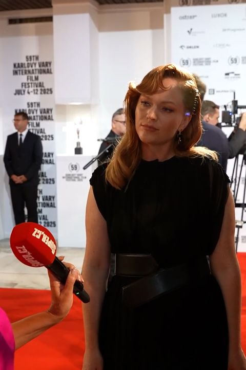 Ester Geislerová jako black and white: Líbí se vám víc její šaty ze zahájení, anebo závěru karlovarského festivalu?