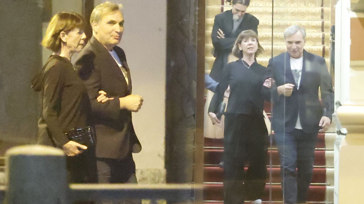 Gentleman Macháček jako noční garde Andrey Bartoškové: Stihl i divokou jízdu ve vinárně s hvězdou Dejvického divadla