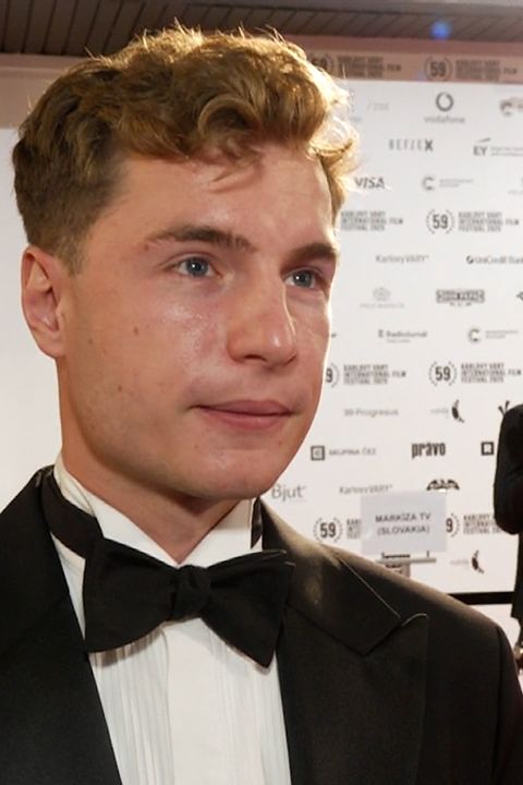 Vítěz StarDance Oskar Hes vyvedl svoji krásnou přítelkyni Dorotu. Takhle zářili na červeném koberci ve Varech