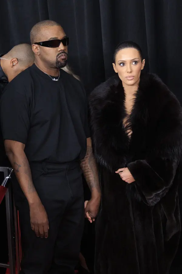 Jak filmy pro dospělé ze 70. let. Bianca Censori je na nových fotkách od Kanyeho takřka nahá a ve vulgárních pozicích - fotka 1/1