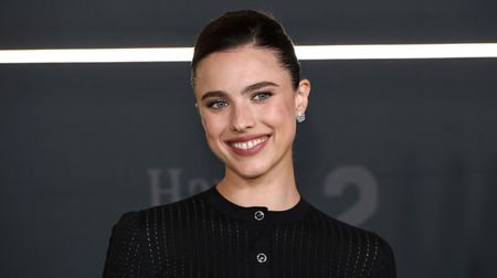 Ty nohy by si měla pojistit! Odvážné šaty netřeba, stačí přijít v krátké sukni. Strmě stoupající herečka uhranula nohama do nebes