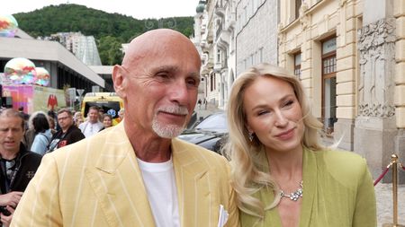 Manželka Richarda Chlada ve Varech opět vsadila na odhalený dekolt! Bez podprsenky vynesla další sexy model